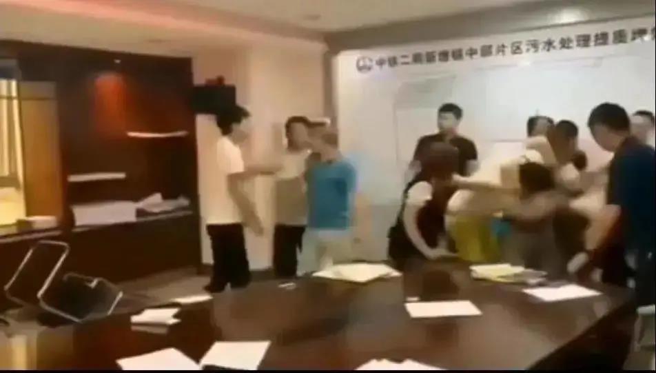 中鐵二局閥門投標現場,報最低價者被“群揍”…咋回事?- 中鐵二局閥門投標現場,報最低價者被“群揍”…咋回事?-